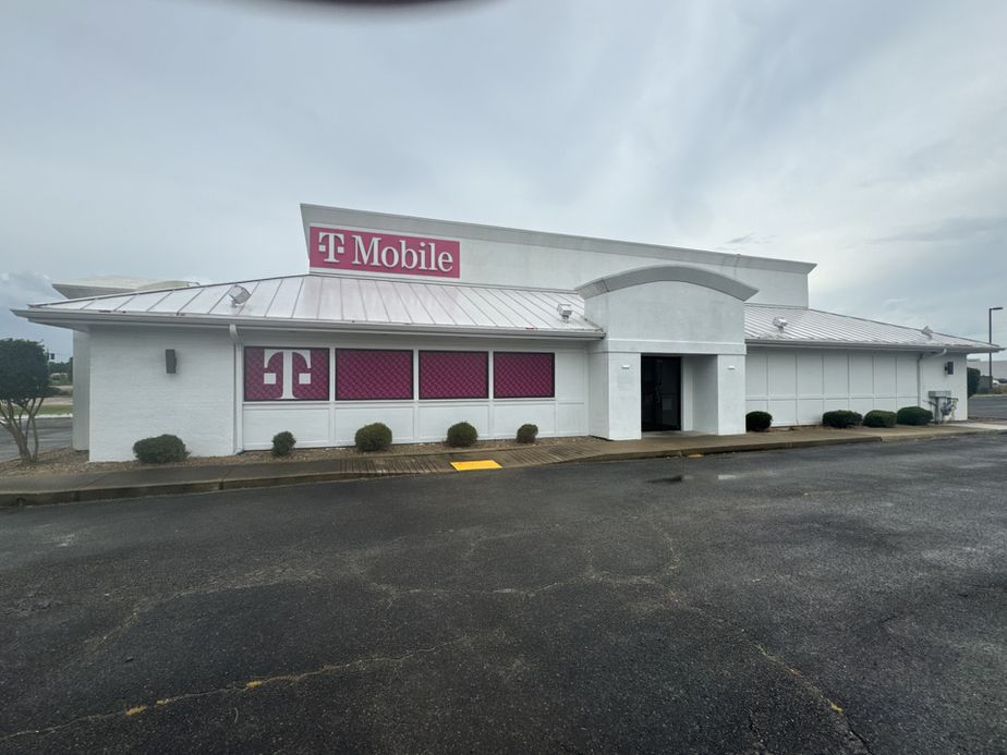 Exterior photo of T-Mobile Store at MLK Jr Blvd & Bowman Blvd, Greenville, MS