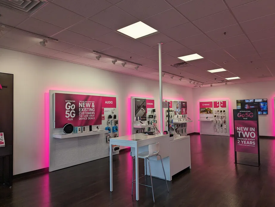 Foto del interior de la tienda T-Mobile en West End Plaza, Brodheadsville, PA