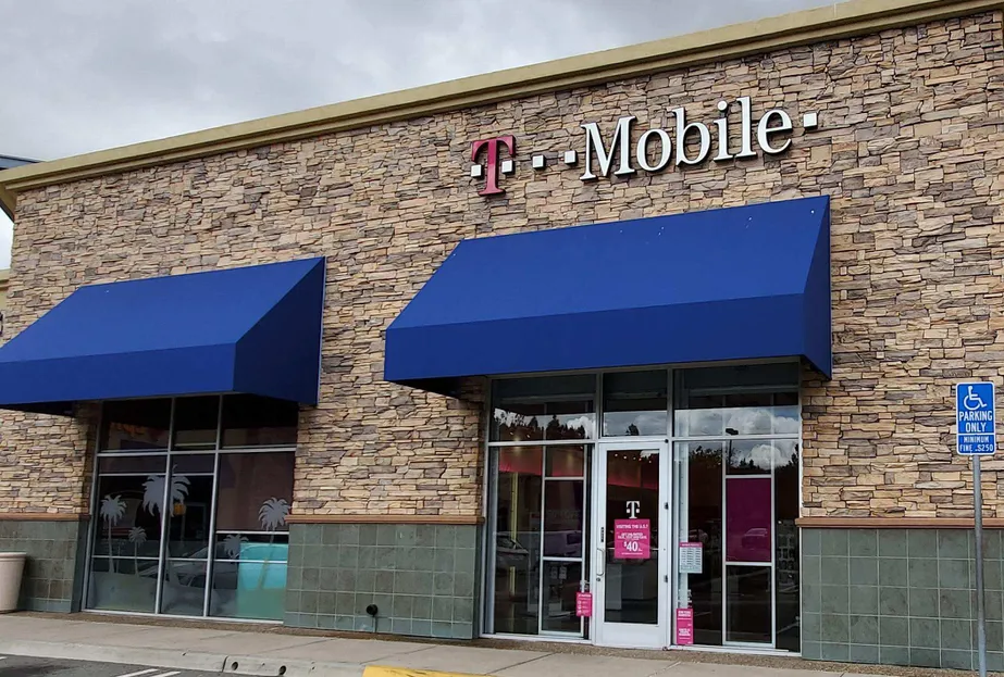  Exterior photo of T-Mobile store at Otay Lakes & Eastlake Parkway, Chula Vista, CA 
