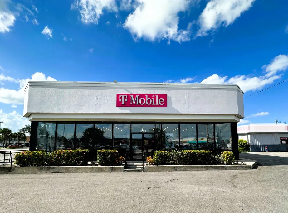 Exterior photo of T-Mobile Store at E Colonial, Orlando, FL