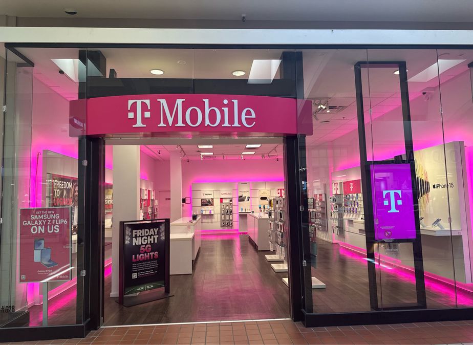 Exterior photo of T-Mobile Store at Columbia Center, Kennewick, WA