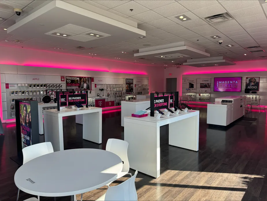Foto del interior de la tienda T-Mobile en Boughton & Weber - Bolingbrook, Bolingbrook, IL