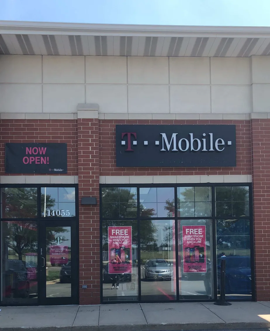 Exterior photo of T-Mobile store at Bell Rd & 143rd, Homer Glen, IL