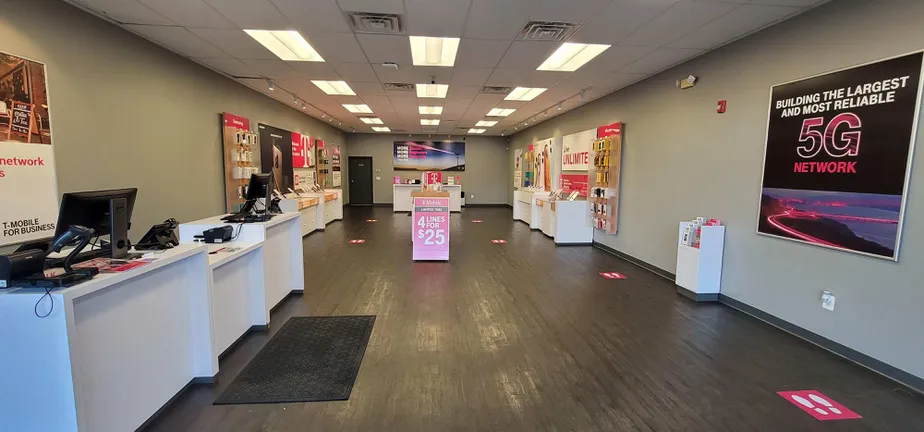 Foto del interior de la tienda T-Mobile en Welsh Rd & Huntingdon Pike, Huntingdon Valley, PA