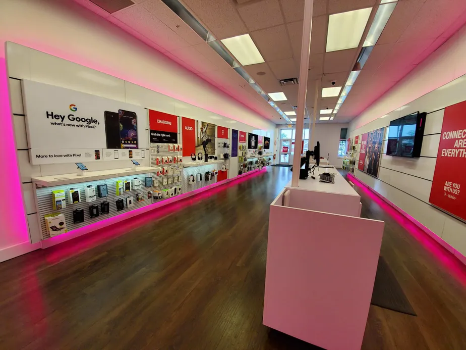 Foto del interior de la tienda T-Mobile en Main St & Riverside St, Westbrook, ME
