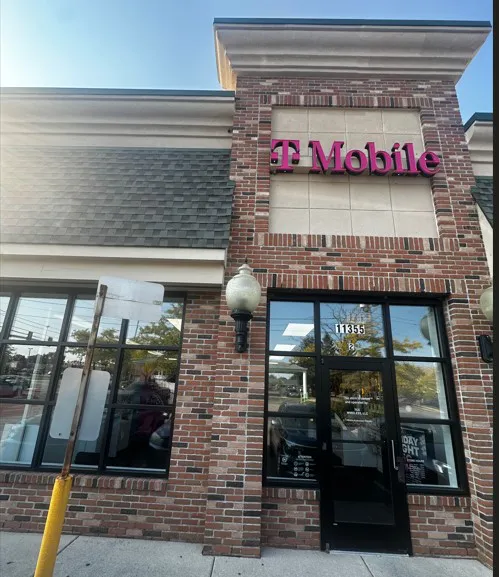  Exterior photo of T-Mobile Store at S Saginaw St & Old Bridge Rd, Grand Blanc, MI 