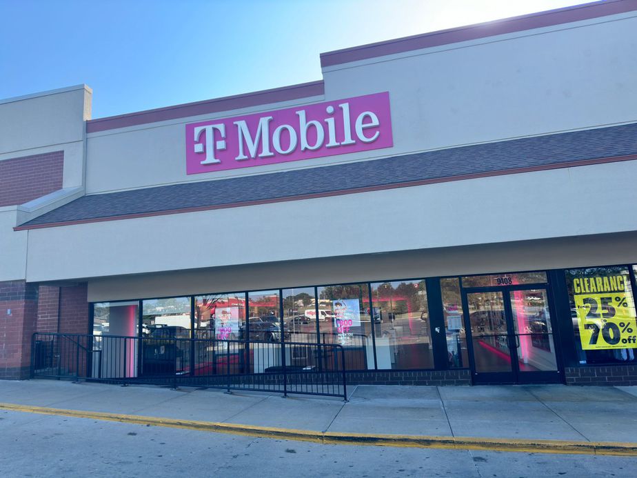 Exterior photo of T-Mobile Store at Rte 350 & Gregory, Raytown, MO