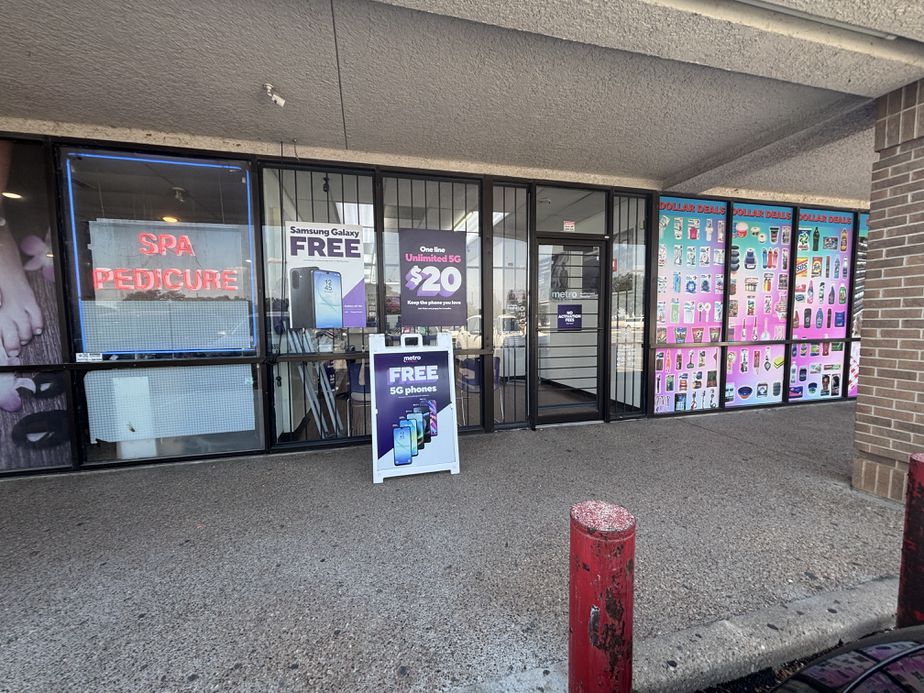 Metro by T-Mobile 6801 S Interstate 35 - 6801 S Interstate 35 