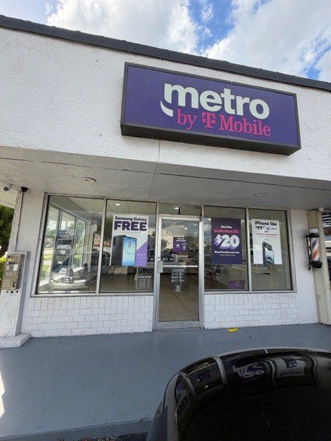 Metro by T-Mobile 4545 Forest Hill Blvd - 4545 Forest Hill Blvd 