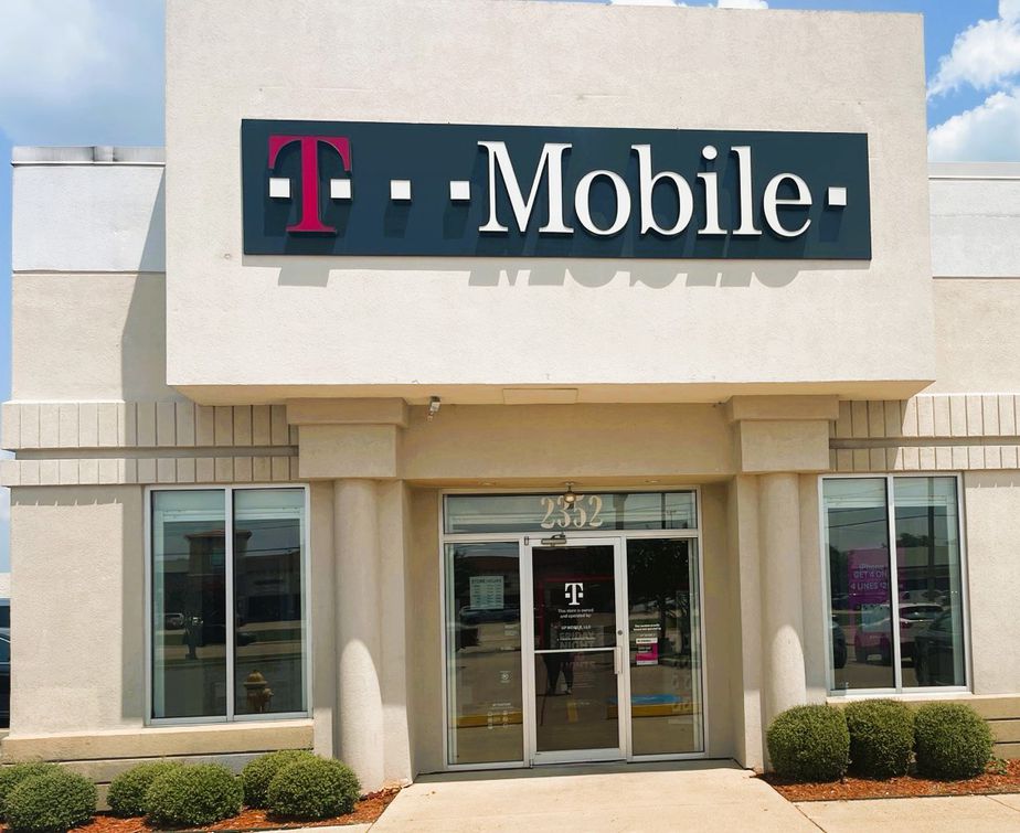 Exterior photo of T-Mobile Store at Airline Dr & Douglas Dr, Bossier City, LA