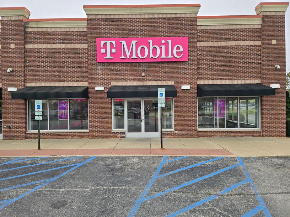 Exterior photo of T-Mobile Store at 167th & Crawford, Country Club Hills, IL
