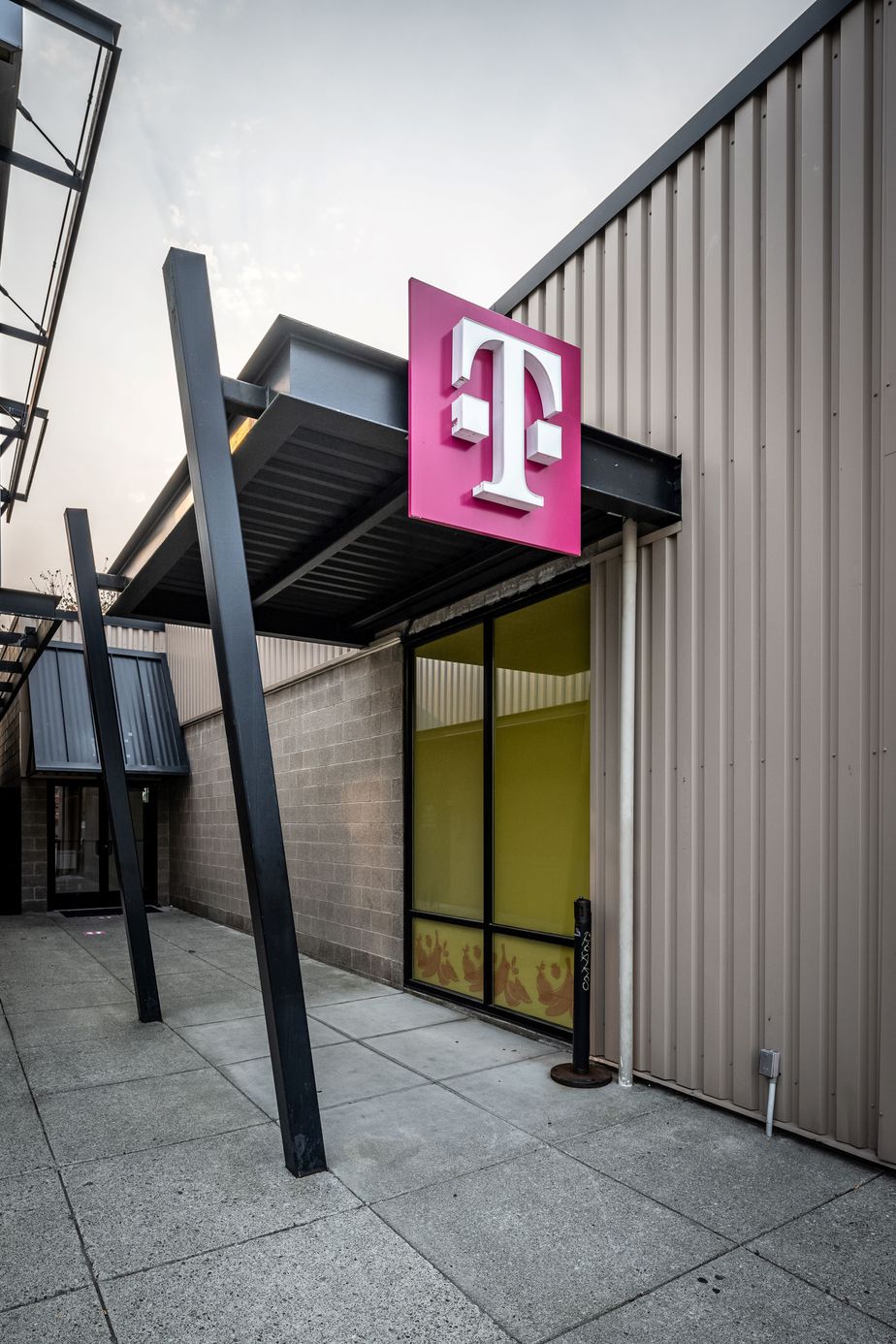 Exterior photo of T-Mobile Store at SE 272nd & SE 172nd, Covington, WA