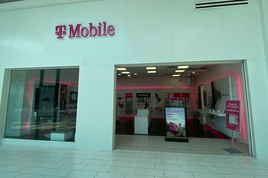 Exterior photo of T-Mobile Store at Bay Shore Mall, Bay Shore, NY