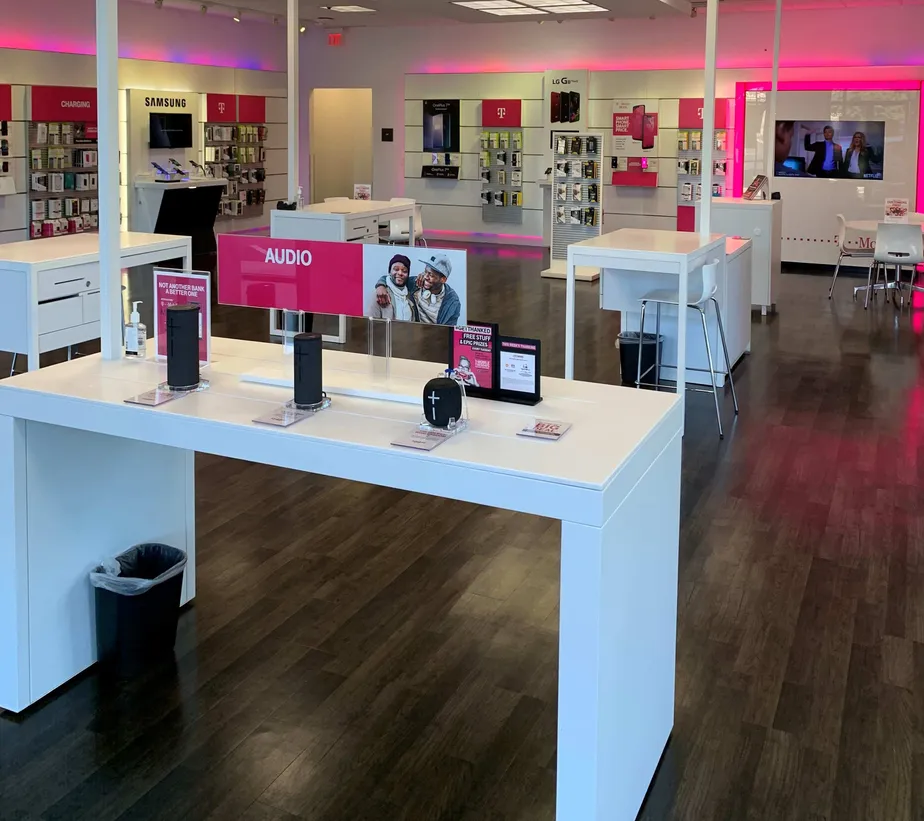 Foto del interior de la tienda T-Mobile en Demaree & Caldwell, Visalia, CA