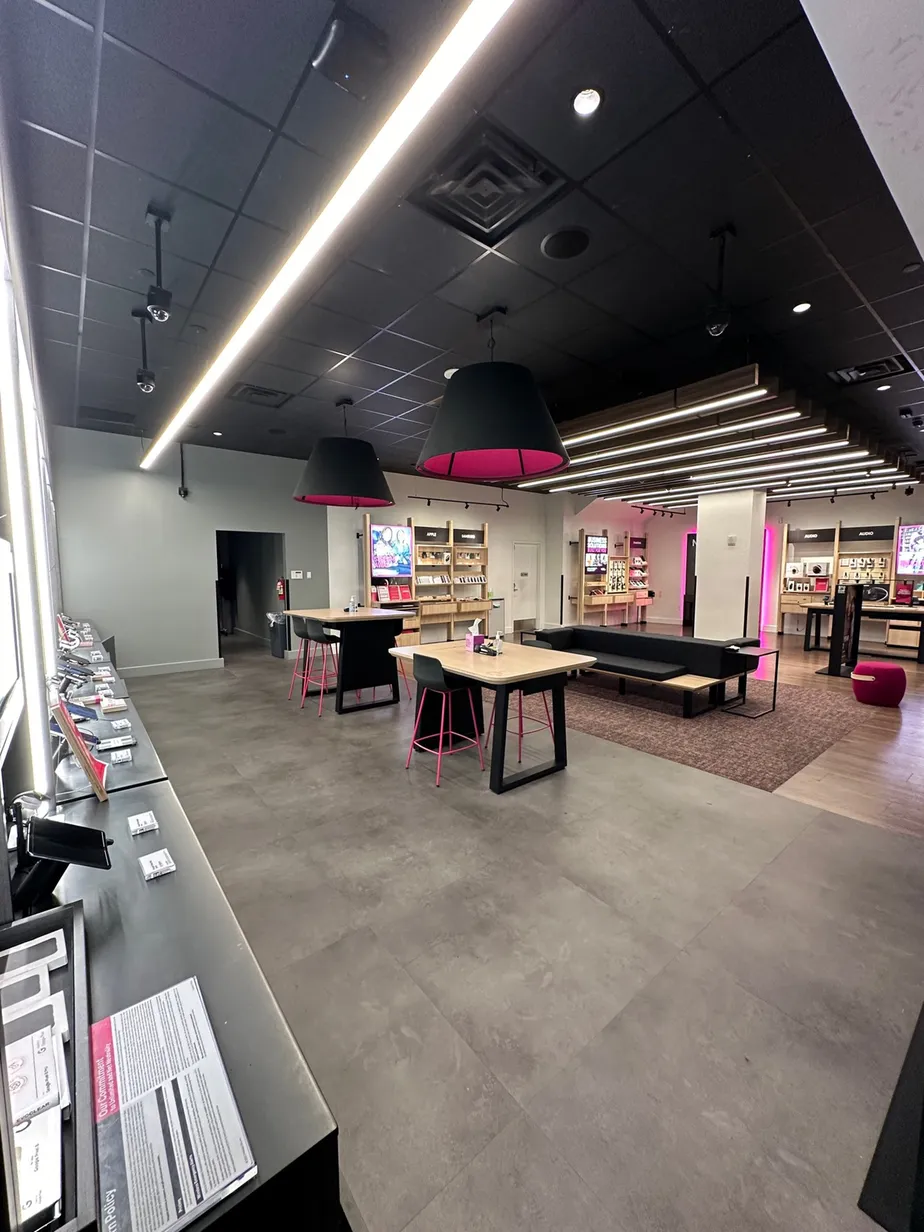 Foto del interior de la tienda T-Mobile en Queens Center, Elmhurst, NY