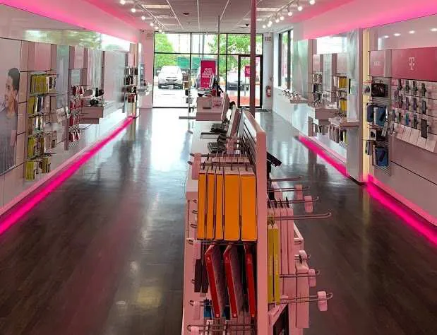 Foto del interior de la tienda T-Mobile en Irving Park & N Barr 3, Hanover Park, IL