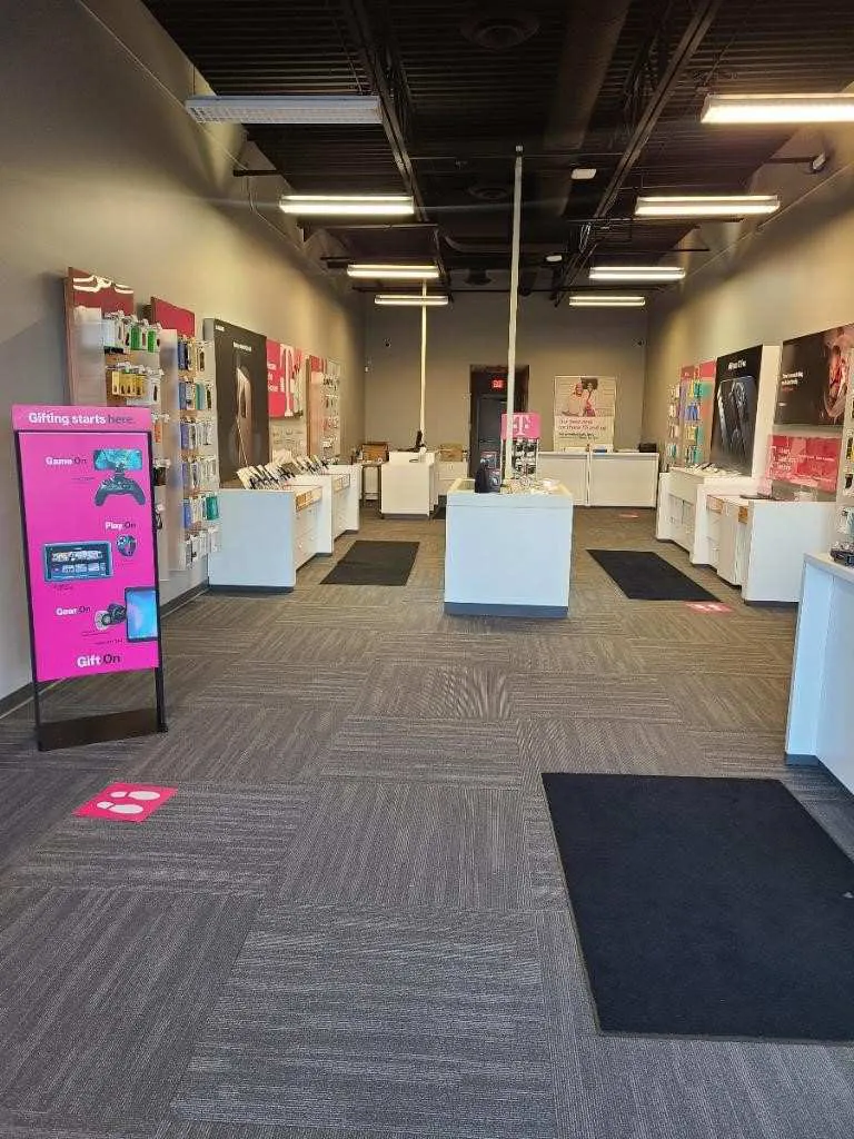 Foto del interior de la tienda T-Mobile en S Greenville West Dr & W Meijer Dr, Greenville, MI