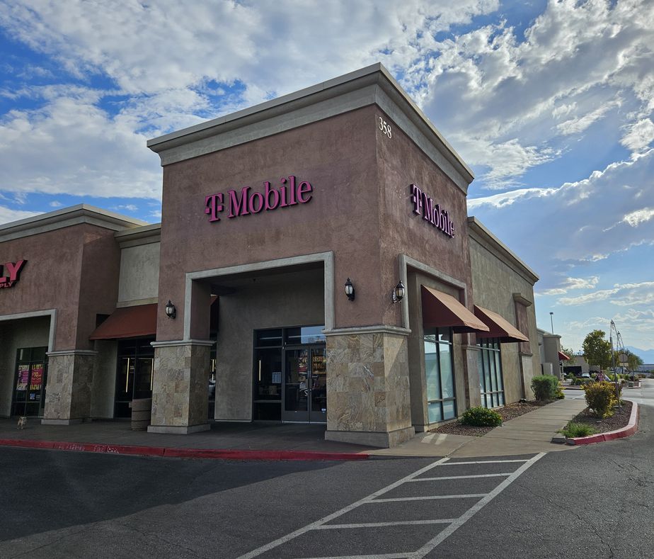 Exterior photo of T-Mobile Store at Lake Mead & Water, Henderson, NV