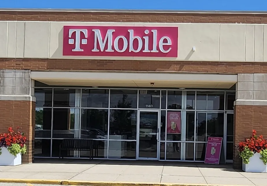  Exterior photo of T-Mobile Store at W Maple Ave & N Midlothian Rd, Mundelein, IL 