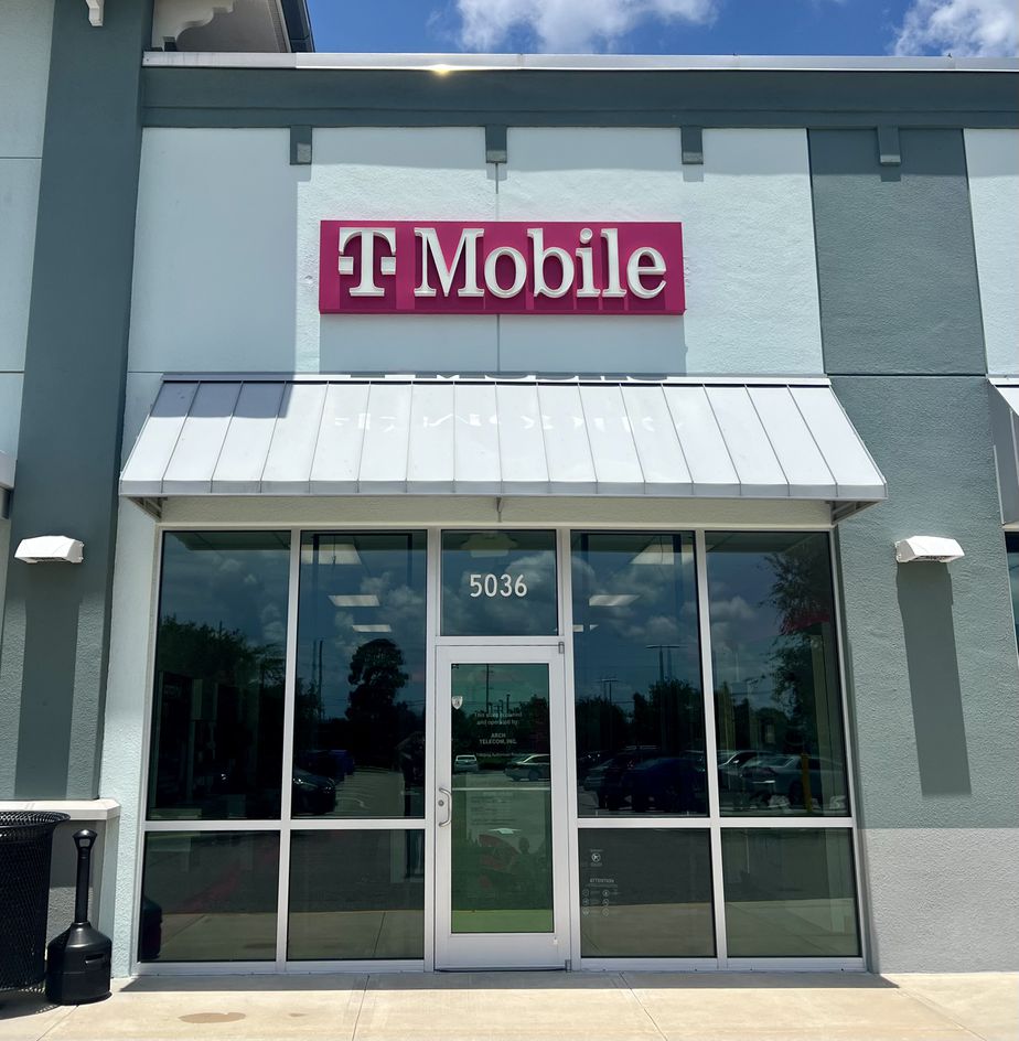 Exterior photo of T-Mobile Store at N US 41 & 19th Ave NE, Apollo Beach, FL