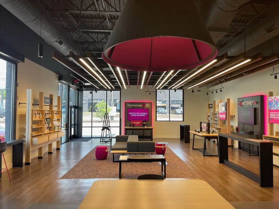 Foto del interior de la tienda T-Mobile en Green Hills, Nashville, TN