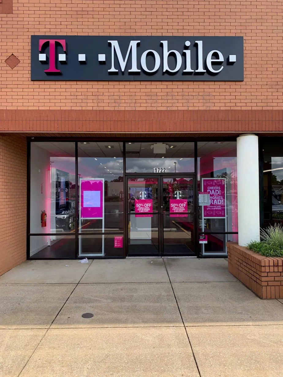 Exterior photo of T-Mobile store at Mcfarland Blvd & Hwy 69 N, Northport, AL