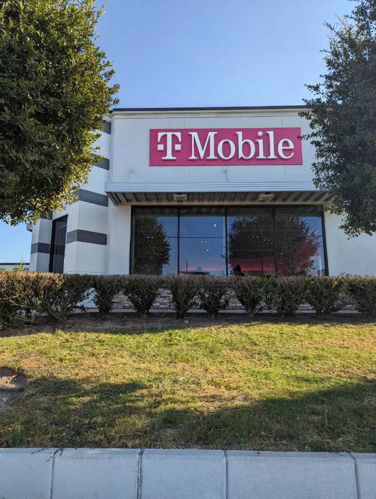 Exterior photo of T-Mobile Store at Hwy 59 & W Bellfort, Houston, TX