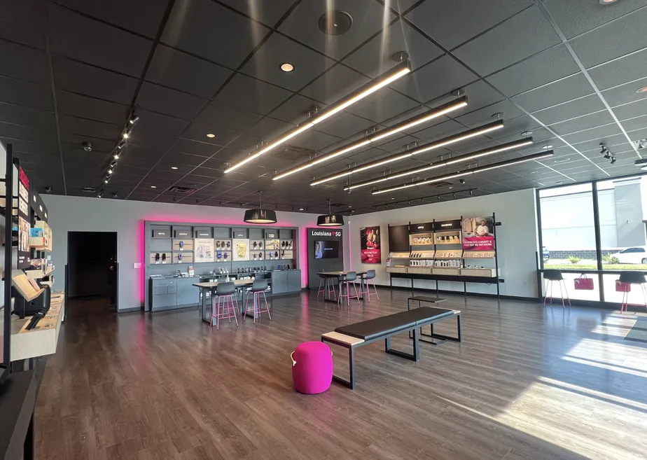  Interior photo of T-Mobile Store at Holiday Square, Covington, LA 