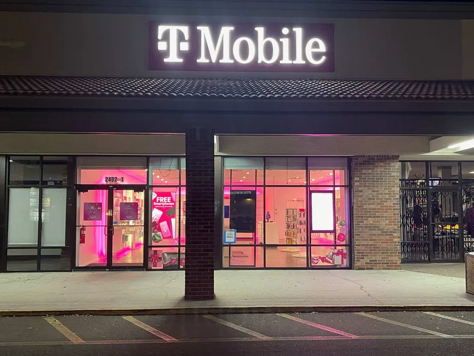 Exterior photo of T-Mobile Store at James L Redman Pkwy & E Alexander St, Plant City, FL