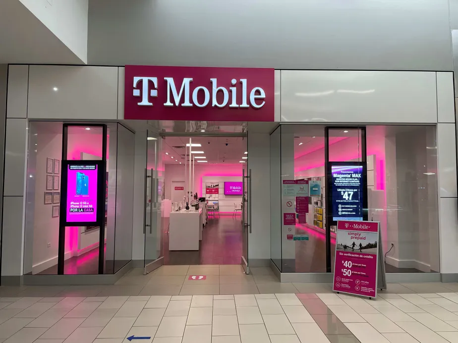 Exterior photo of T-Mobile store at Centro Del Sur Inline, Ponce, PR