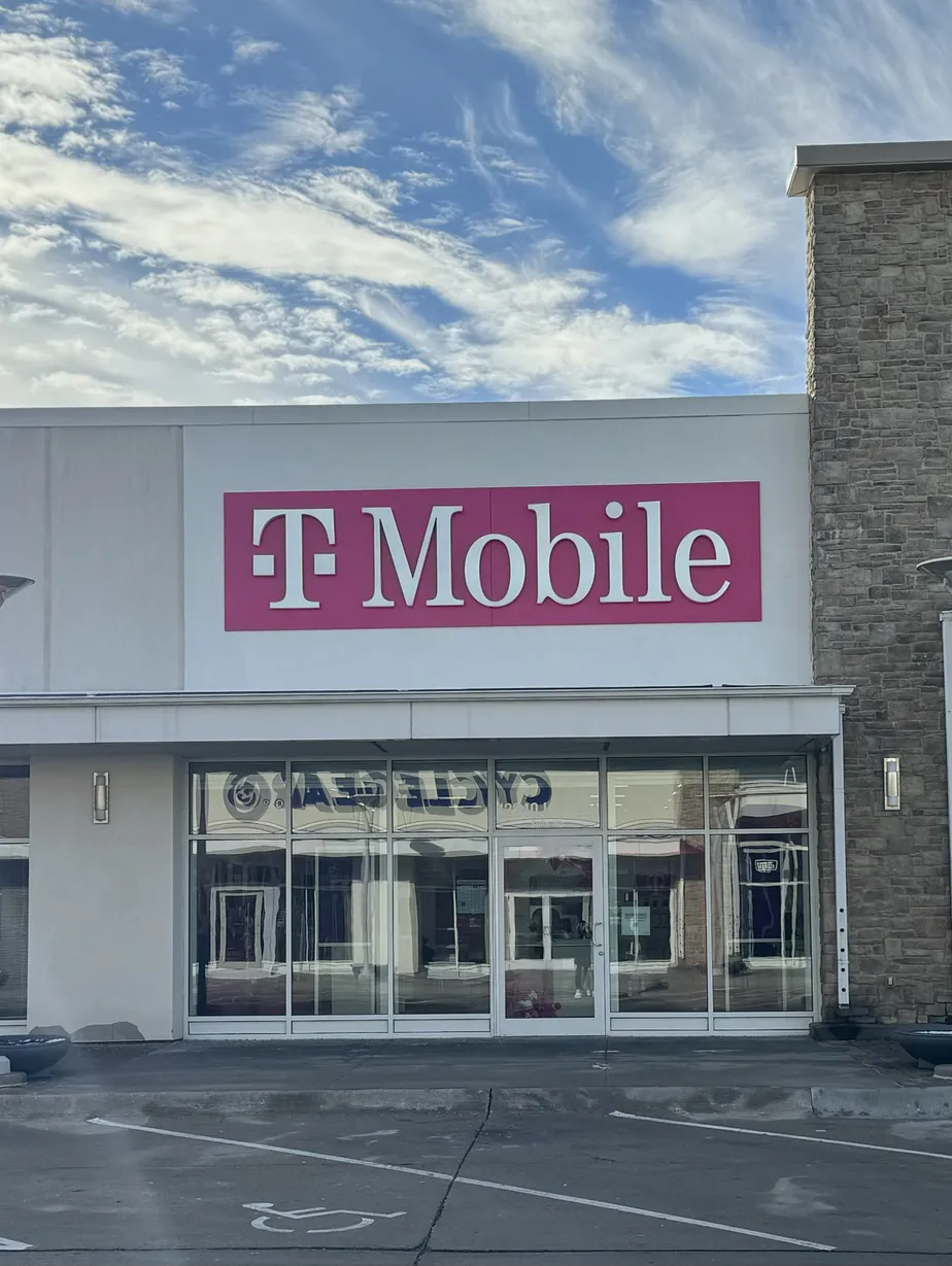 Foto del exterior de la tienda T-Mobile en L Street Marketplace, Omaha, NE
