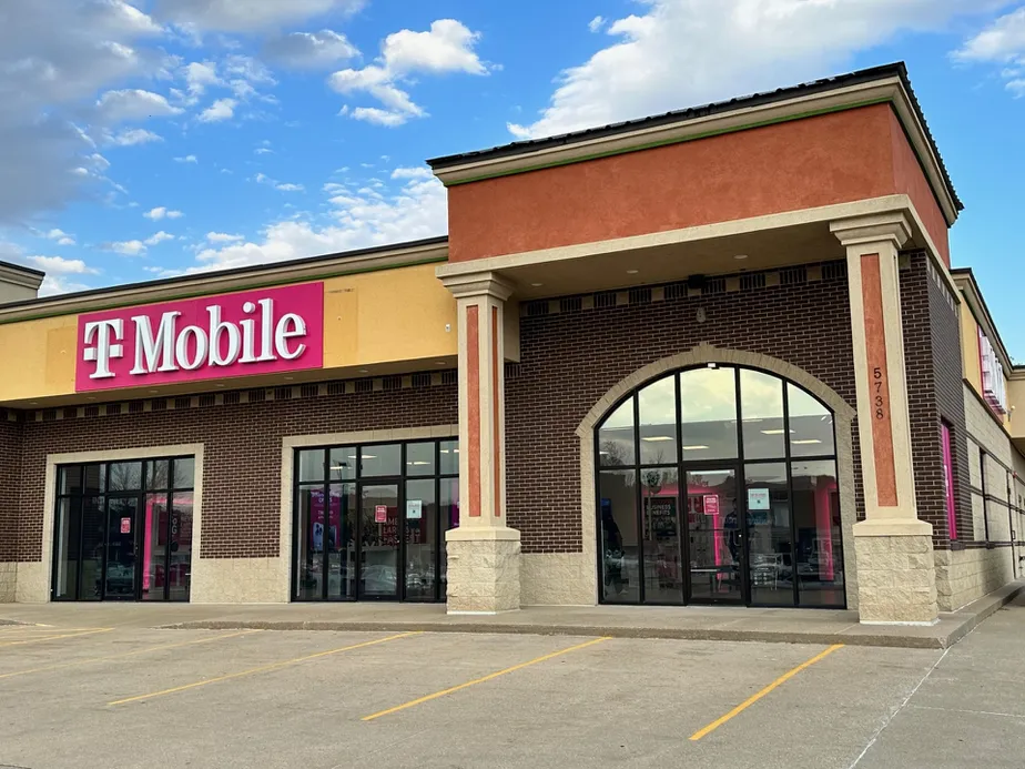Foto del exterior de la tienda T-Mobile en Sunnybrook Dr & US-20, Sioux City, IA