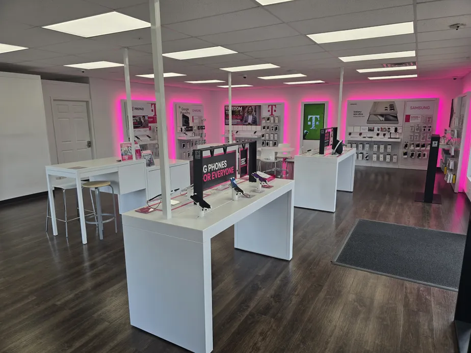 Interior photo of T-Mobile Store at E Parkway Dr & N Hampton Ave, Russellville, AR 