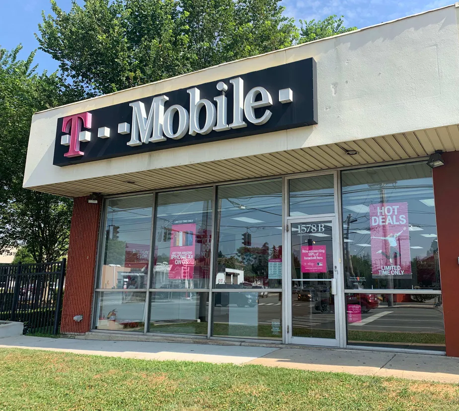  Exterior photo of T-Mobile Store at Hempstead Tnpk & Belmont Blvd 2, Elmont, NY 