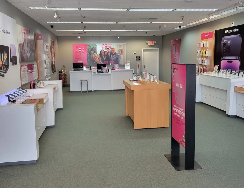Foto del interior de la tienda T-Mobile en Constitution Blvd & Shenango Rd, Beaver Falls, PA