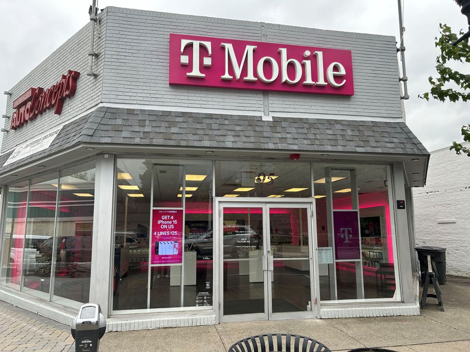 Exterior photo of T-Mobile Store at Morris St & Pine St, Morristown, NJ