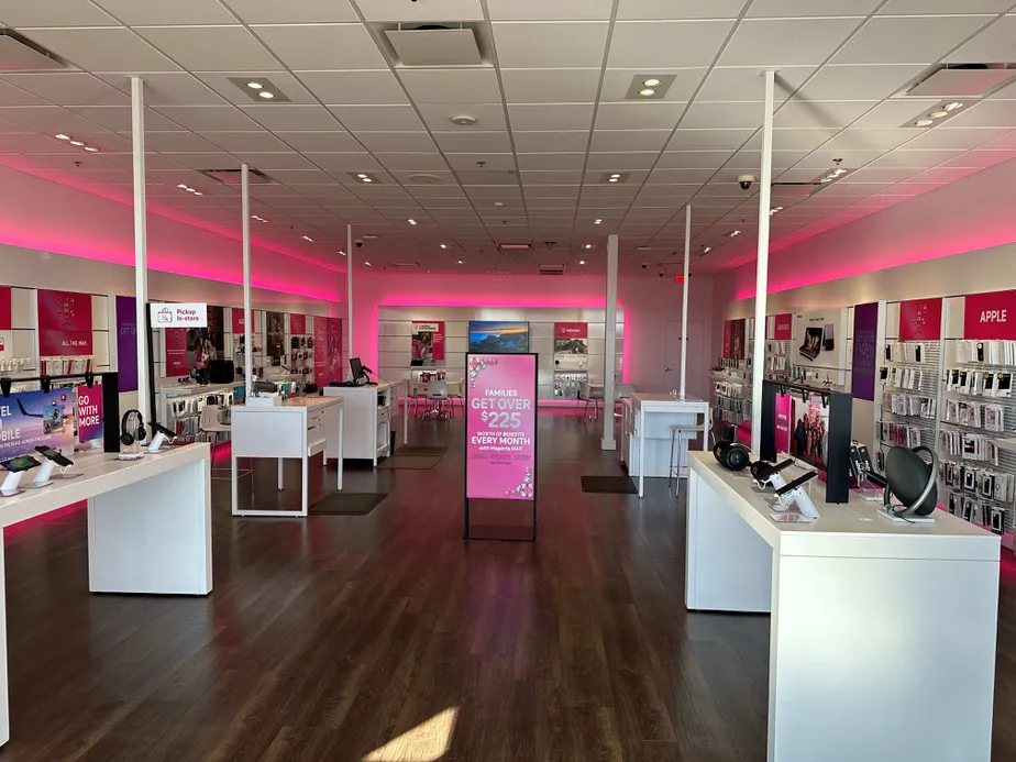 Foto del interior de la tienda T-Mobile en Exeter Commons, Reading, PA