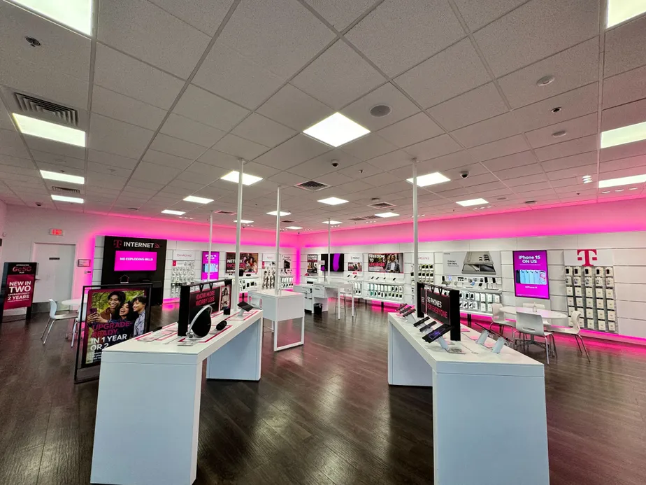 Foto del interior de la tienda T-Mobile en N Beach St & Wheeler St, Ft Worth, TX