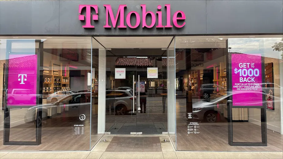 Exterior photo of T-Mobile Store at The Plaza, Kansas City, MO