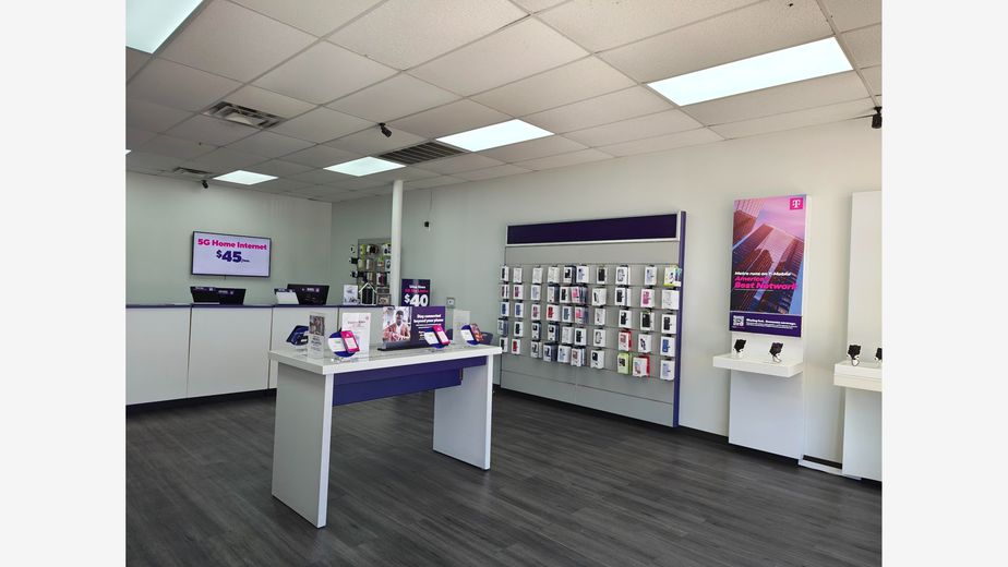Metro by T-Mobile 10909 Webb Chapel Rd - 10909 Webb Chapel Rd 