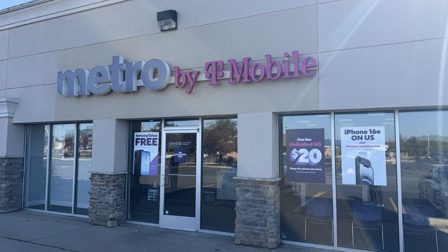 Metro by T-Mobile 1390 S Main St - 1390 S Main St 
