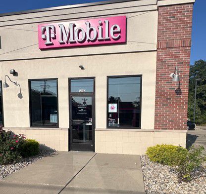 Exterior photo of T-Mobile Store at 11th St & Clark, Niles, MI