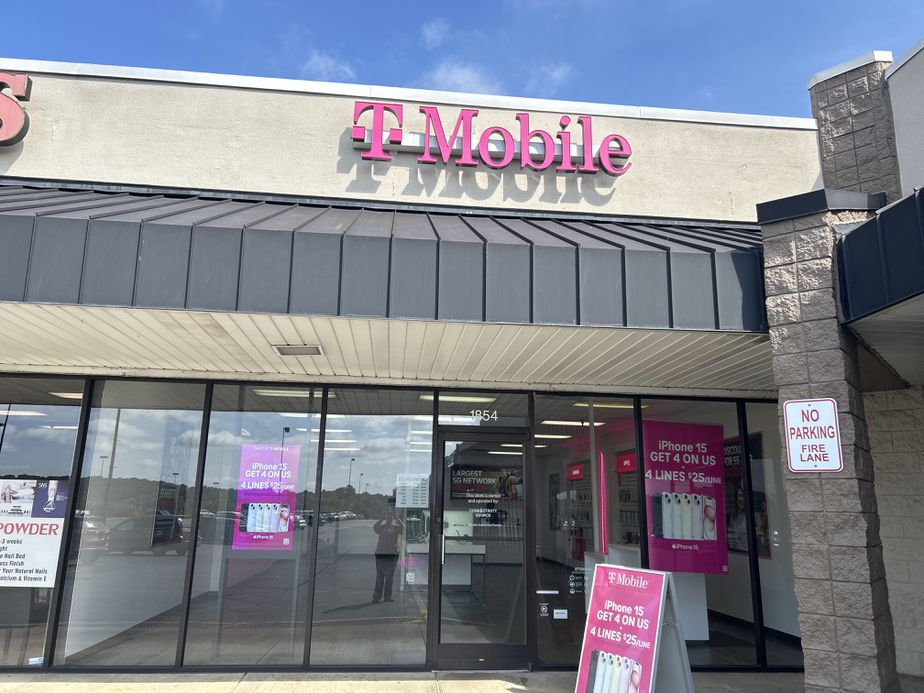 Exterior photo of T-Mobile Store at Decatur Pike & Dennis St, Athens, TN