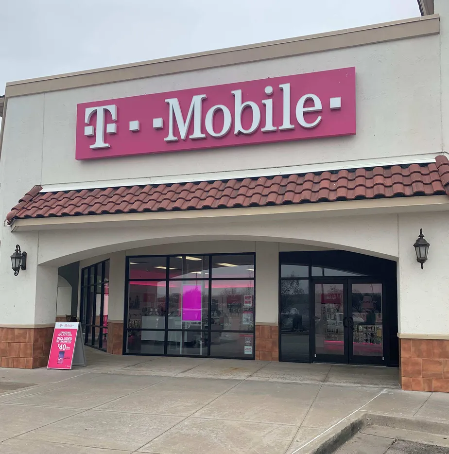  Exterior photo of T-Mobile store at Riverside Pkwy & Creek Turnpike, Tulsa, OK 