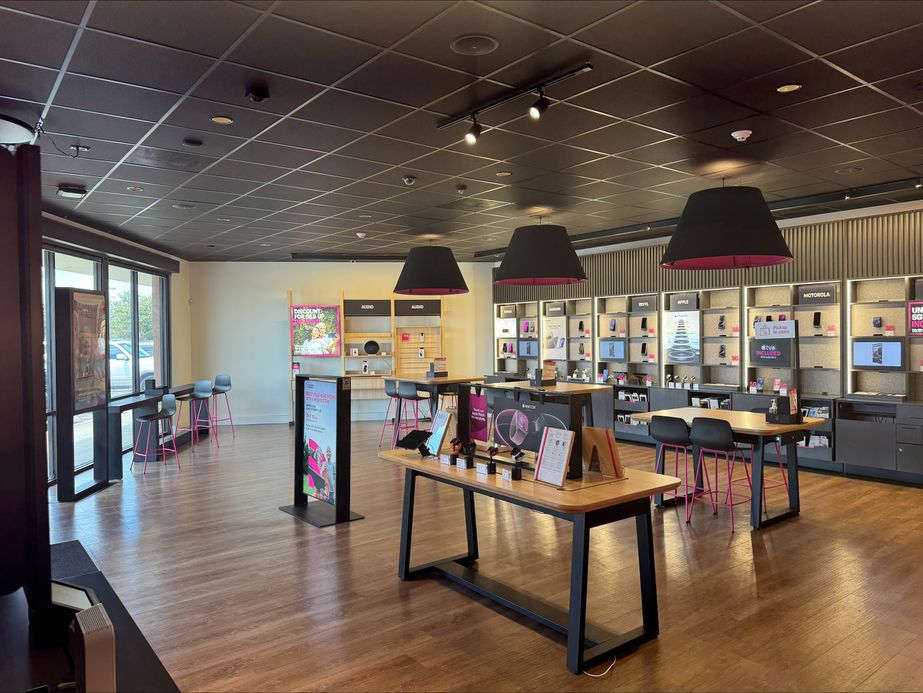 Interior photo of T-Mobile Store at Main Street Plaza, Zachary, LA