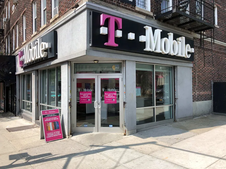 Foto del exterior de la tienda T-Mobile en Utica Ave & Union St, Brooklyn, NY