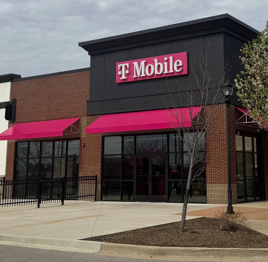  Exterior photo of T-Mobile Store at Illinois & Lincoln Hwy, Fairview Heights, IL 