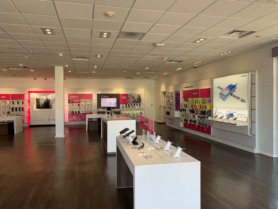 Foto del interior de la tienda T-Mobile en 22nd & Midwest, Oakbrook Terrace, IL