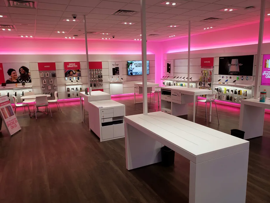 Foto del interior de la tienda T-Mobile en Academy & San Mateo, Albuquerque, NM