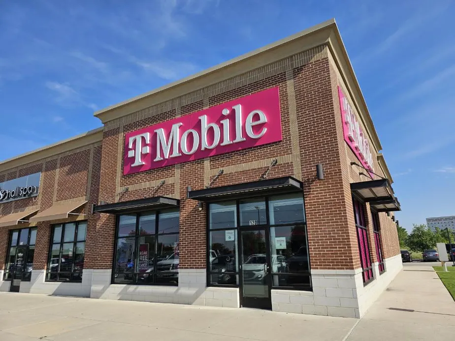 Exterior photo of T-Mobile Store at Eldorado Pkwy & Dallas Tollway, Frisco, TX